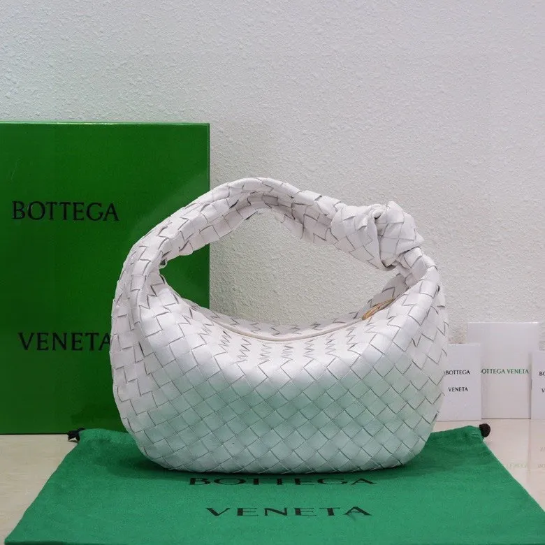Batch 1460 BV Bottega Veneta 2022 Early Spring New Ladies Medium JODIE Handbag BV Bag 🔥The new method is to round the corners on the original basis and knot the round hobo bag with classic woven leather. The most iconic triangular pull-out design, using sheepskin draped soft shape, is super suitable for concave shapes~ Jodie feels really gentle to people, and is definitely the best item for daily matching. It has the same weave, new elements and twists, and is versatile. It is the new favorite of street style Internet celebrities! Size: 36*21*13 Model: 6697